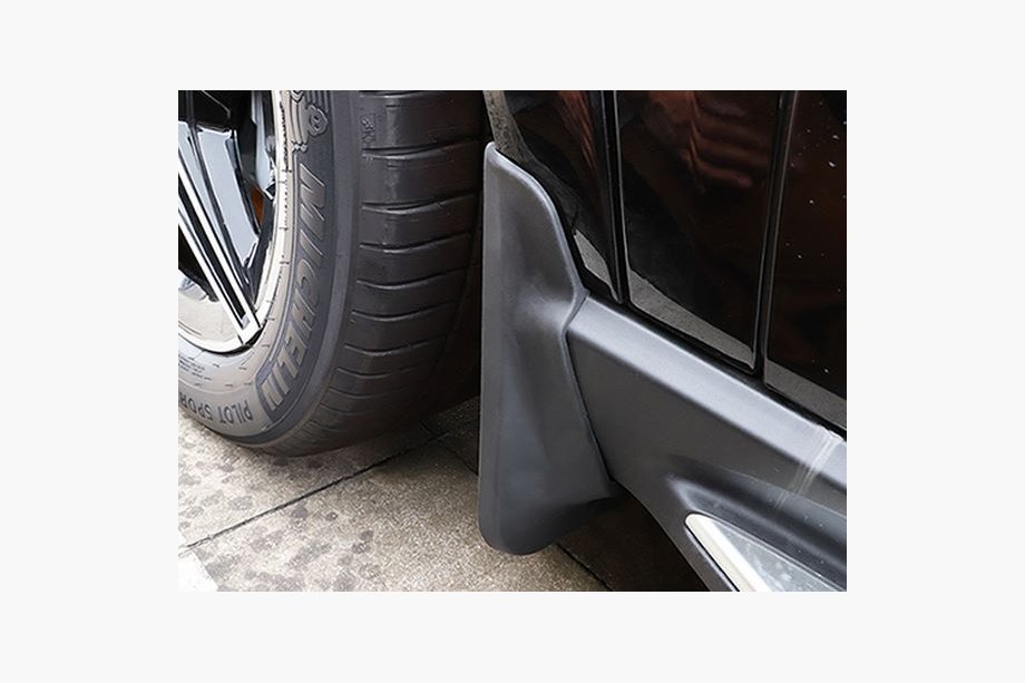 Mercedes GLE W167 2018– Premium-roiskeläpät (maalatut lokasuojan levikkeet, malli sivuastimilla, 4 kpl) Image