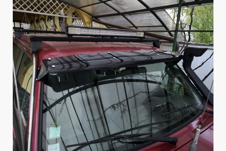 Nissan Patrol Y61 1997–2011 Tuulilasin aurinkolippa Image