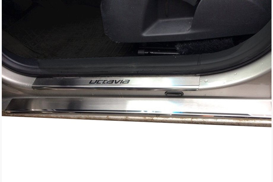 Skoda Octavia II A5 2010–2013 Nataniko kynnyslistat (8 kpl, ruostumaton teräs) Vakio – Lohmann-teippi, 0,5 mm Image
