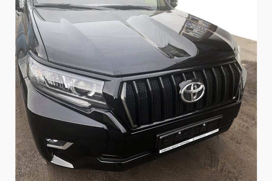 Toyota Land Cruiser Prado 150 2009–2023 Maski 2017↗ LED (Zeus Black, Black kulmakarvoilla) Image