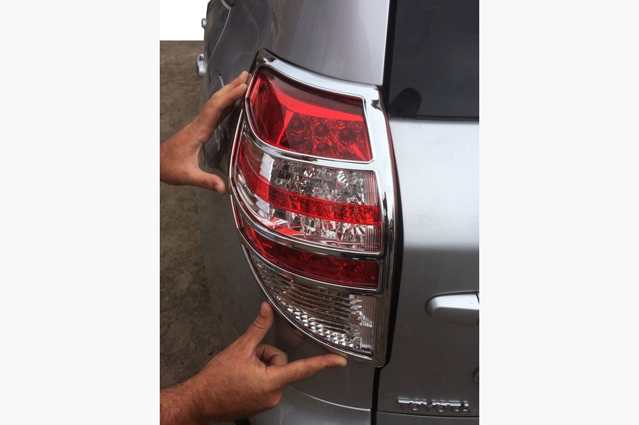 Toyota Rav 4 2006–2013 Kromiset takavalon peitelistat 2009-2012 (2 kpl, muovi) Image