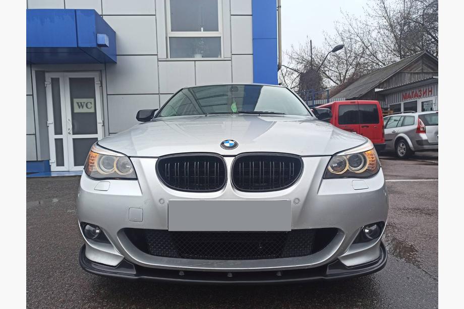 BMW 5-sarja E60/E61 2003–2010 OmsaLine Flap etupuskurin lipa (musta) Image