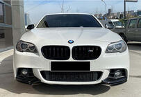 BMW 5-sarja F10/F11 2010–2016 Etupuskurin lipa DPT Flap (M-Performance, kiiltävän musta) kuva 1