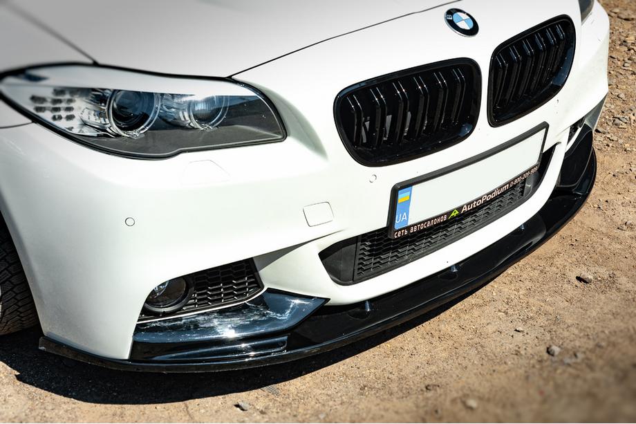 BMW 5-sarja F10/F11 2010–2016 Etupuskurin lip OmsaLine (musta) Image