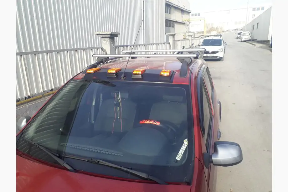 Dacia Sandero 2007–2013 Tuulilasin aurinkolippa (LED, mattamusta) Image