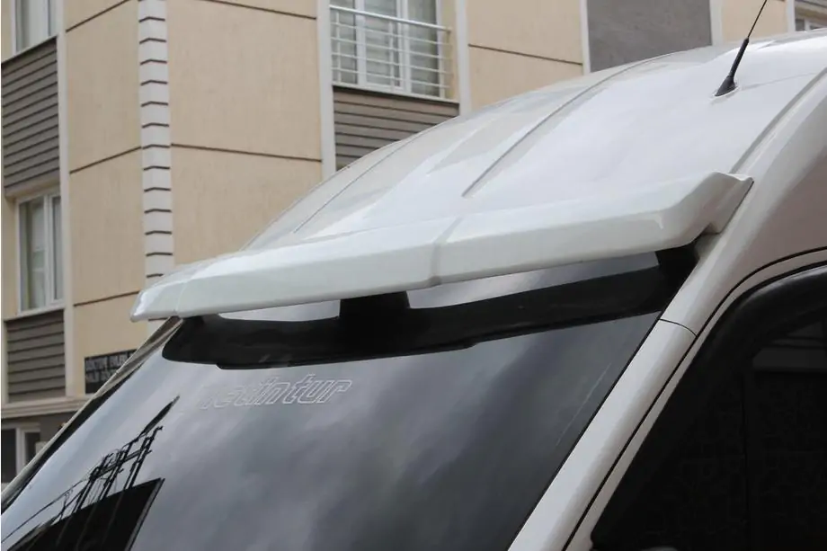 Ford Transit 2014– Tuulilasin aurinkolippa V2 (2019+, teippikiinnitys, maalattava) Kuva 1