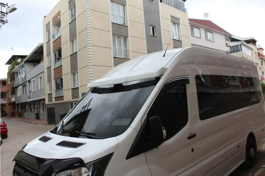Ford Transit 2014– Tuulilasin aurinkolippa V2 (2019+, teippikiinnitys, maalattava) Kuva 2