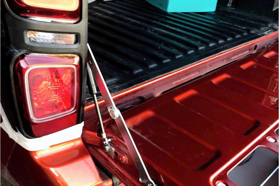 Isuzu D-Max 2019– Takaluukun kaasujouset Image