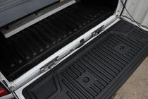 Nissan Navara/NP300 2016– Takaluukun avausvaimennin (soft-open) kuva 2