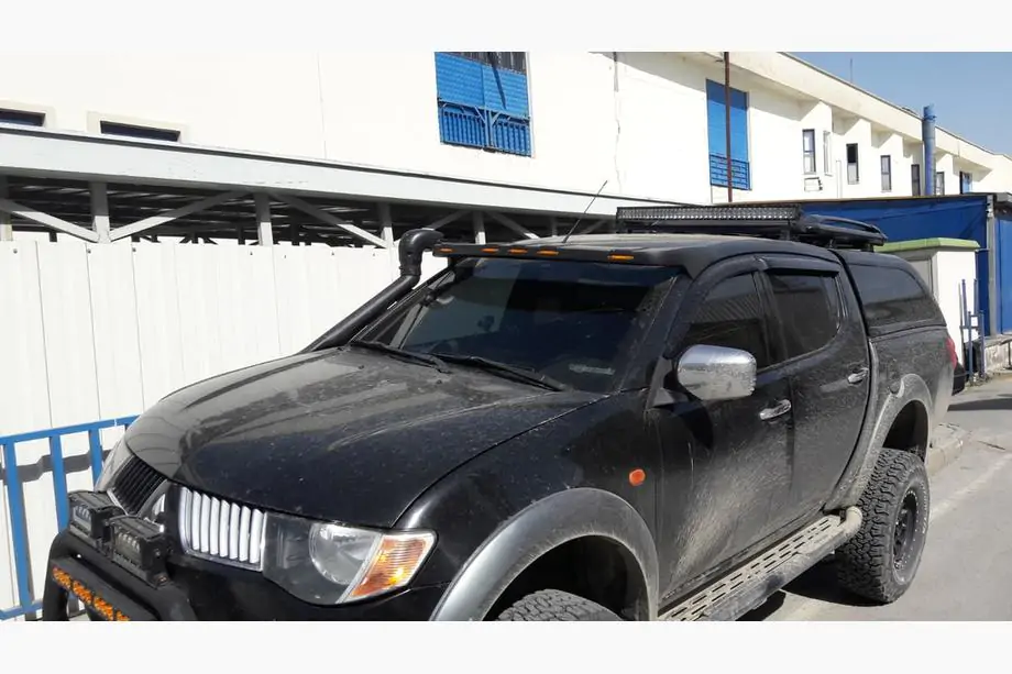 Mitsubishi L200 2015–2024 Tuulilasin aurinkolippa (Meliset LED) Image