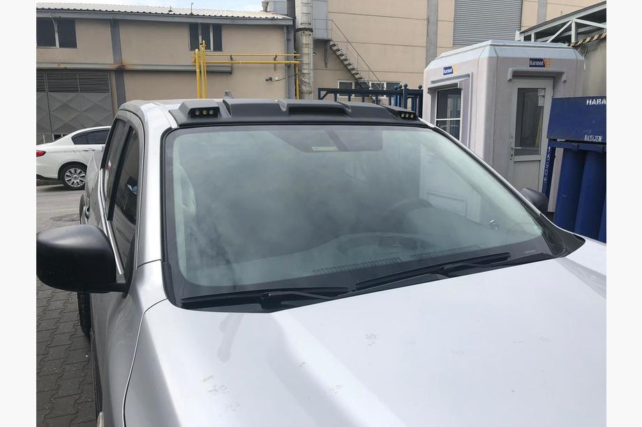 Nissan Navara/NP300 2016– Tuulilasin aurinkolippa (Meliset LED V1) Kuva 2