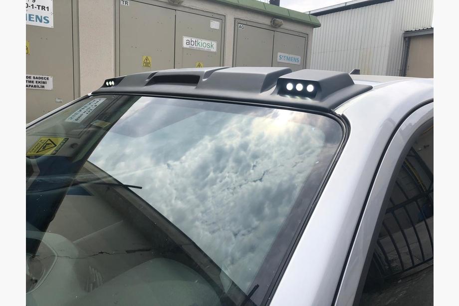 Nissan Navara/NP300 2016– Tuulilasin aurinkolippa (Meliset LED V1) Kuva 1