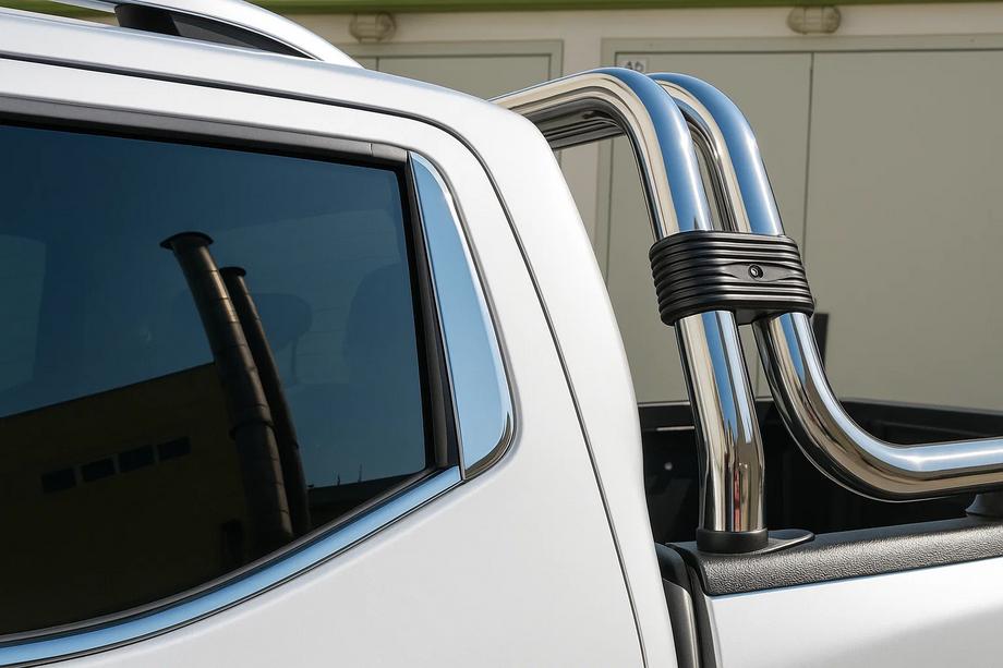 Nissan Navara/NP300 2016– Ruostumattomat koristelistat takapilareihin (2 kpl) Image
