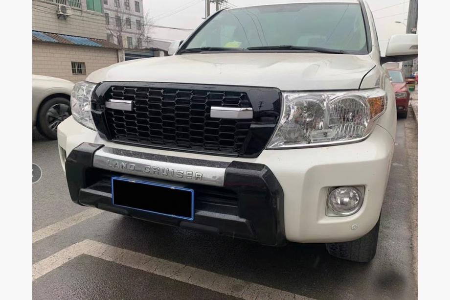 Toyota Land Cruiser 200 2007–2021 Jäähdyttimen säleikkö tekstillä 2012-2016 (GR Sport) Image