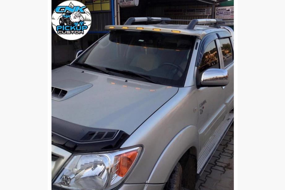 Toyota Hilux 2015– Tuulilasin aurinkolippa (Meliset LED) Image