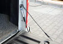Toyota Hilux 2015– Takaluukun kaasujouset kuva 7