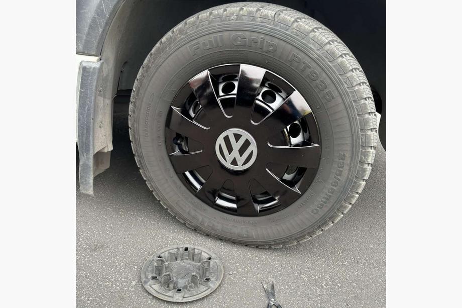 Volkswagen Crafter 2006–2016 Mustat ABS-pölykapselit (1-rengas, 4 kpl) Image
