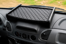 Mercedes Sprinter W901/902/903/904/905 1995–2006 Kojelaudan hylly (2000-2006, musta mustalla tikkauksella) CDI kuva 1