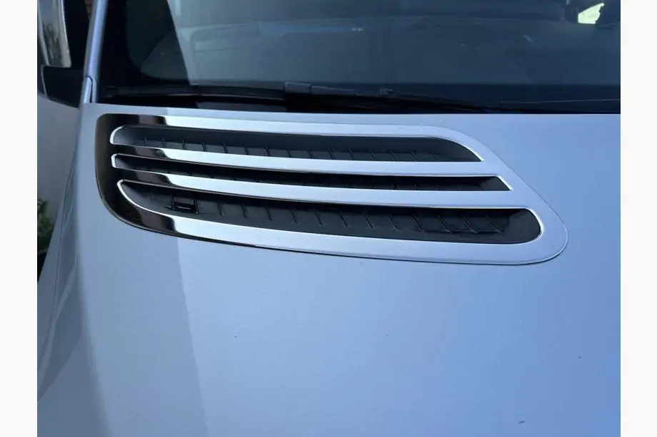 Mercedes Sprinter W907/W910 2018– OmsaLine ilmanottoaukon kromilista (2 kpl, ruostumaton teräs) Image