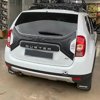 Muovinen lista takaluukun kanteen Dacia Duster 2008–2018 kuva 1