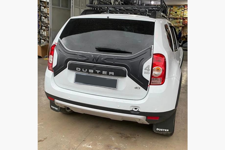 Dacia Duster 2008–2018 Muovinen lista takaluukun kanteen Image