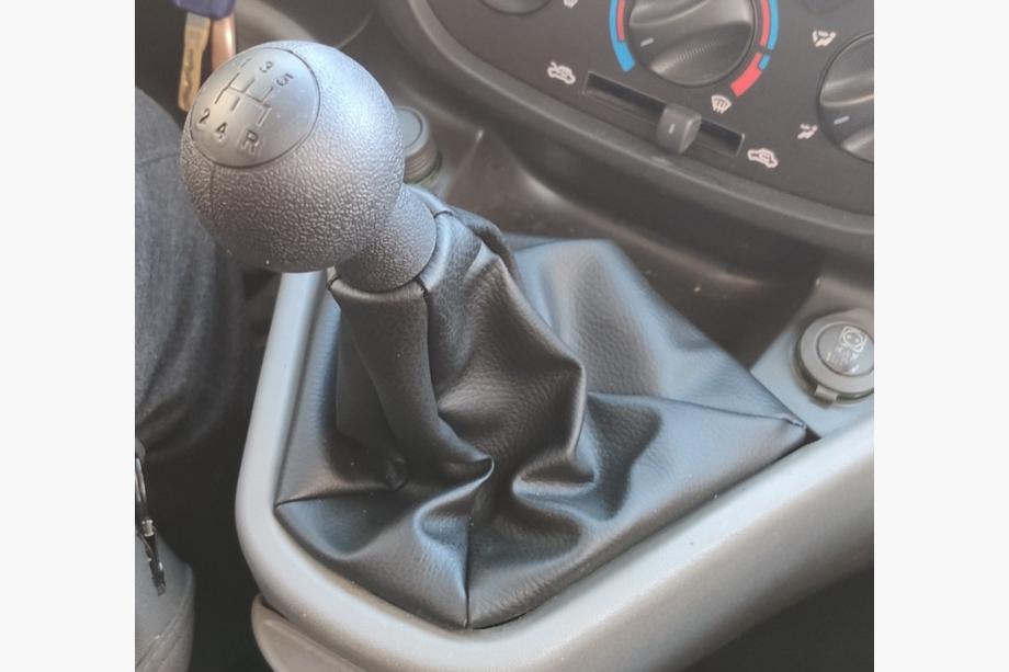 Fiat Doblo I 2005–2010 Fiat Doblo 2005-2010 vaihdekepin nuppi ja suojapussi OEM 735424356 (musta) Image
