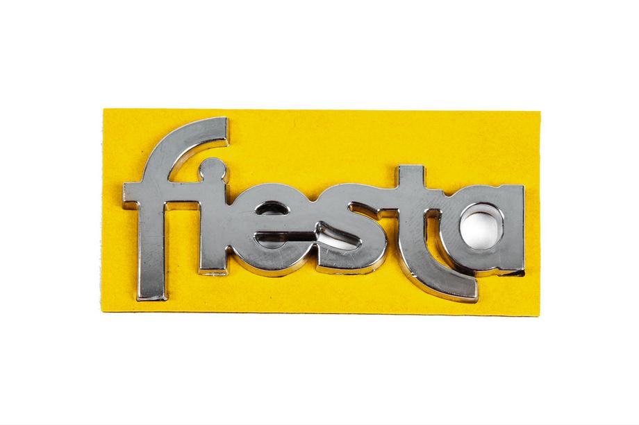 Ford Fiesta 1995–2001 Fiesta 8401a -merkki (69 x 35 mm, oveen) Kuva 1