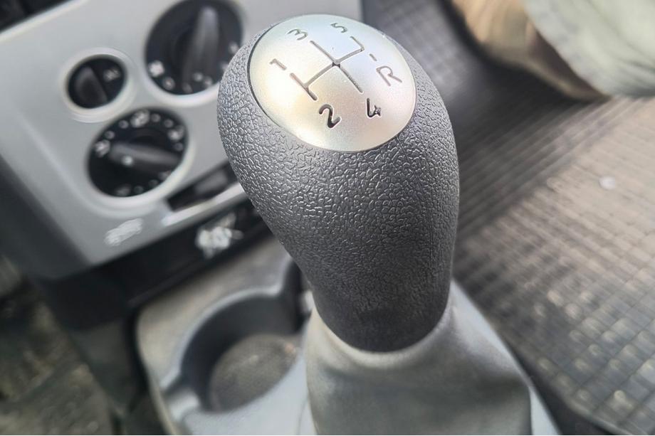 Renault Logan I 2005–2008 Vaihdekepin nuppi 8200079112 (musta kromilla) Image