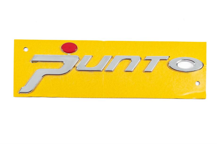 Fiat Punto Grande/EVO 2006–2018 Punto-tekstiembleemi Grande-malliin (punainen piste, 1518b) Image