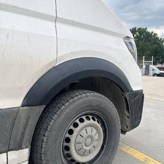 Leveät lokasuojan kaarilevikkeet (4 kpl, mustat) Volkswagen Crafter 2016– kuva 1