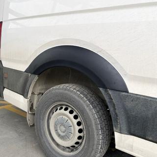 Leveät lokasuojan kaarilevikkeet (4 kpl, mustat) Volkswagen Crafter 2016– kuva 4