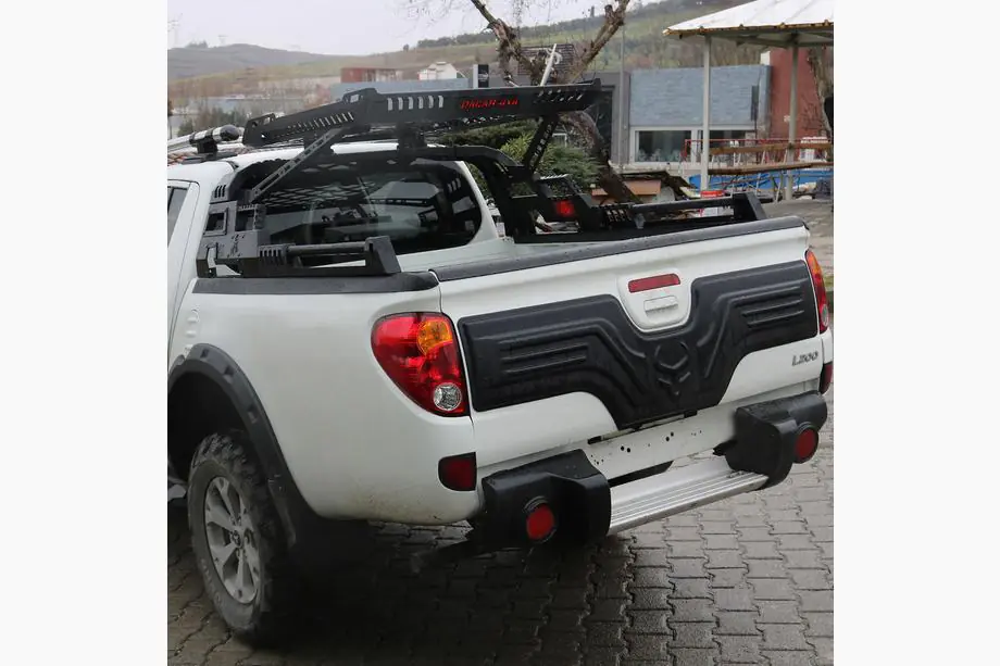 Mitsubishi L200 2006–2015 Muovinen lista takaluukun kanteen Image