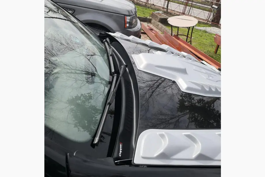 Dacia Duster 2008–2018 Tuulilasin alareunan suojapaneeli (ABS) Kuva 1
