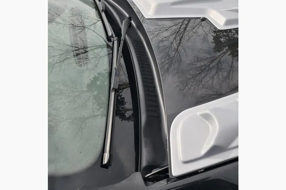 Dacia Duster 2008–2018 Tuulilasin alareunan suojapaneeli (ABS) Kuva 2