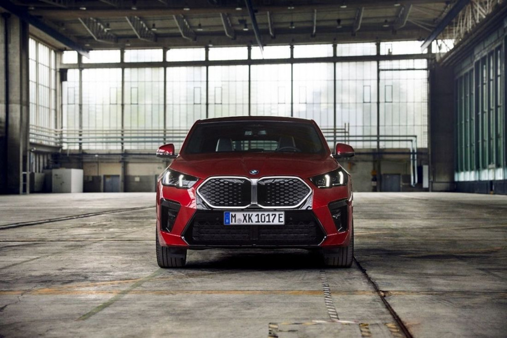 Sähköinen kompakti crossover BMW iX2