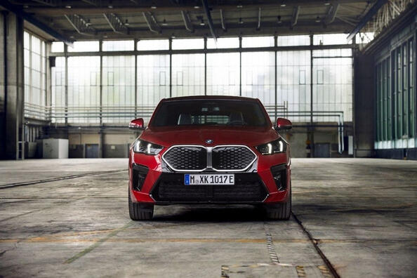 Sähköinen kompakti crossover BMW iX2