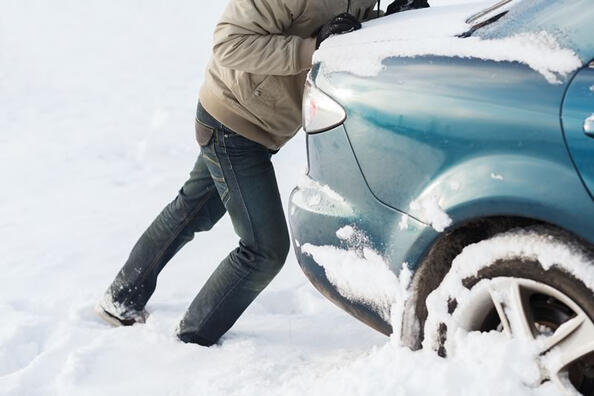 Mitä tehdä, jos auto juuttuu lumeen?