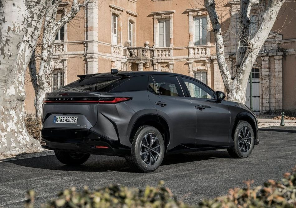 Sähköinen Lexus RZ -crossover sai edullisemman version – 300e