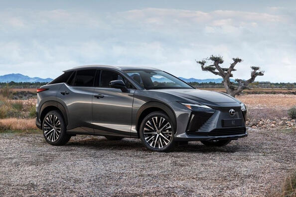 Sähköinen Lexus RZ -crossover sai edullisemman version – 300e