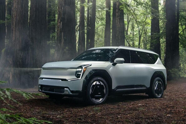 Seitsemänpaikkainen sähköinen crossover Kia EV9