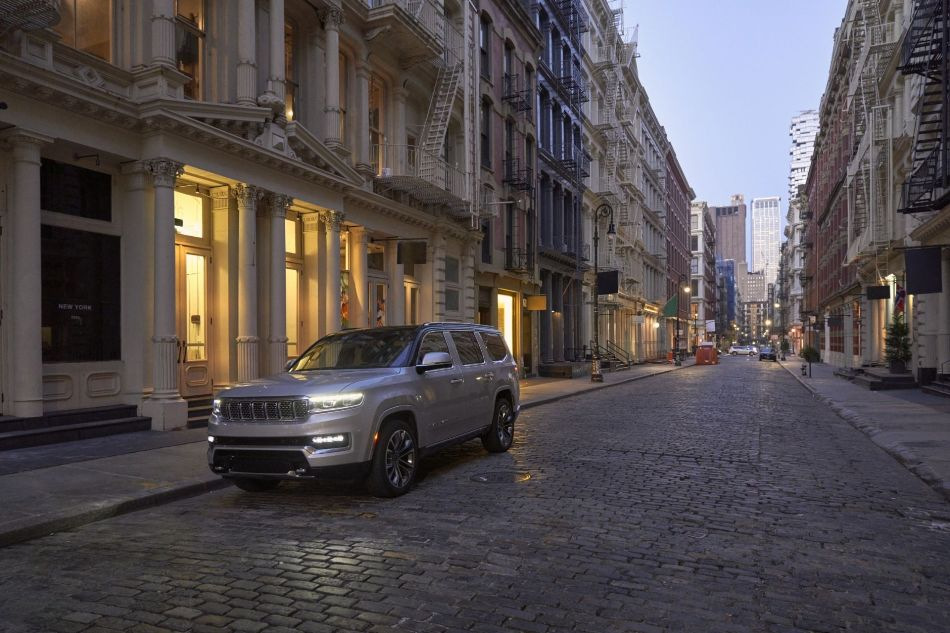 Jeep Grand Wagoneer -katumaasturin koeajo