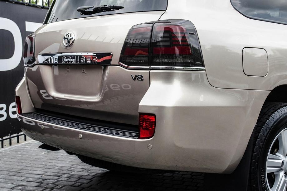Toyota Land Cruiser 200 2007–2021 Takavalot 2008-2015 (Sequential Red) Image