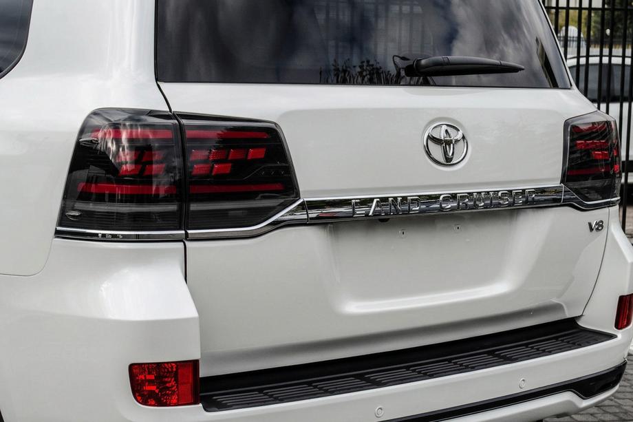 Toyota Land Cruiser 200 2007–2021 Takavalot 2016-2021 (Sequential Red Plus) Image