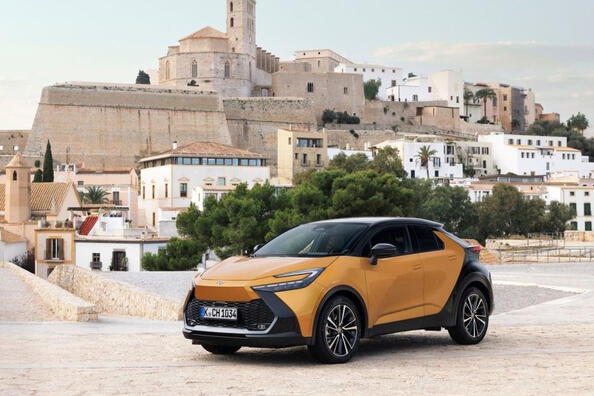 Katsaus kompaktin crossoverin Toyota C-HR:n toiseen sukupolveen