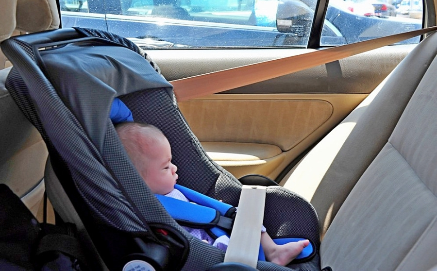 Näin valitset lasten turvaistuimen autoon: vinkit ja suositukset
