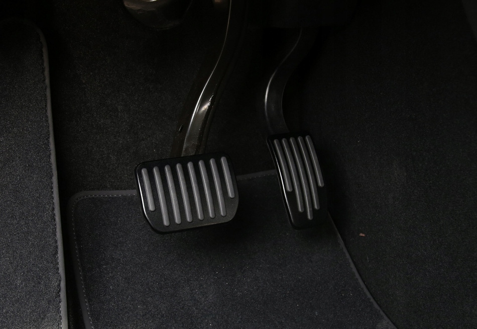Miksi autoon tarvitaan poljinpäälliset?