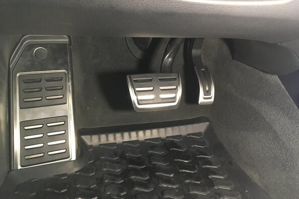 Miksi autoon tarvitaan poljinpäälliset?