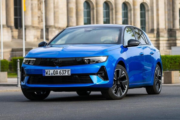 Sähköinen kompakti viistoperä Opel Astra Electric
