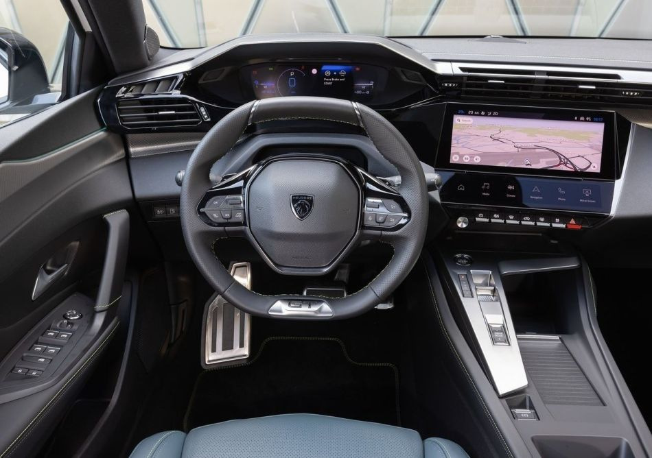 Katsaus kompaktiin sähköiseen hatchbackiin Peugeot e-308