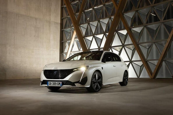 Katsaus kompaktiin sähköiseen hatchbackiin Peugeot e-308